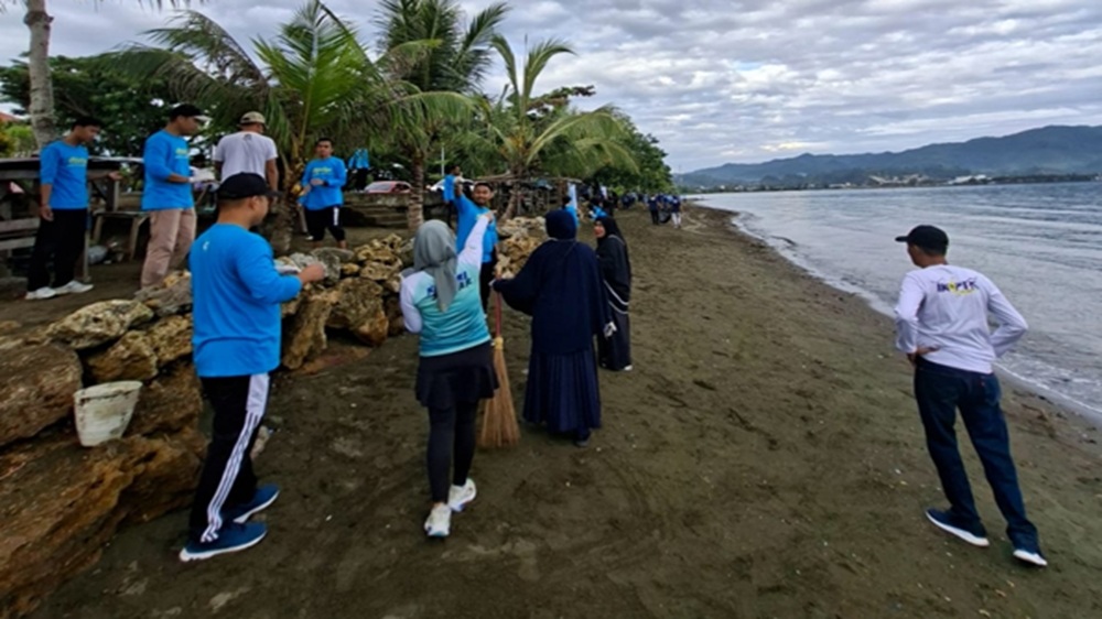 Peringati Harhubnas 2025, Dishub Sulbar Gelar Bersih-bersih Pantai