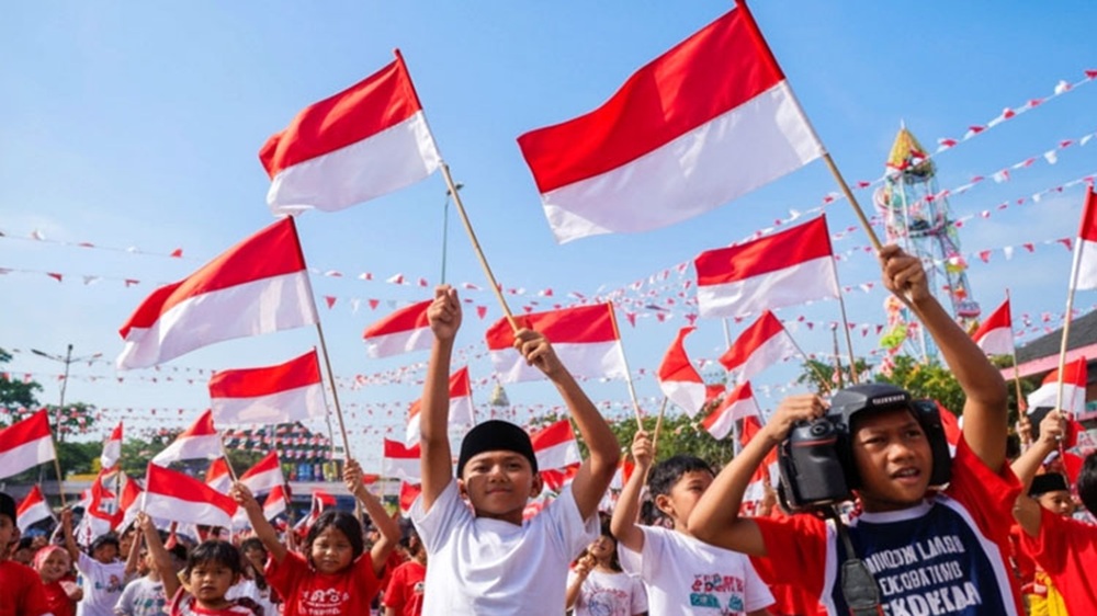 Sambut HUT Ke-80 Kemerdekaan RI, Pemkab Mamuju Bagikan Ratusan Bendera Merah Putih