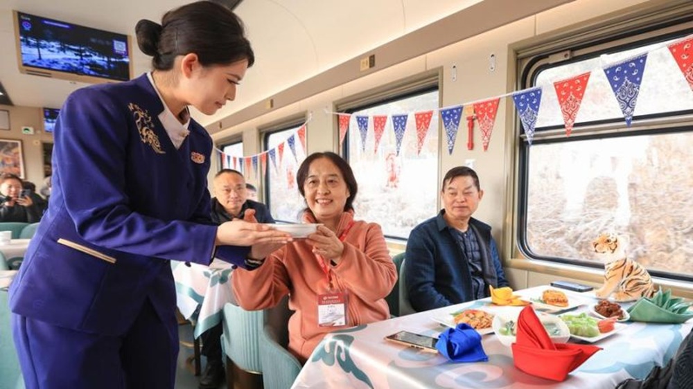 Kereta Es dan Salju Tawarkan Perjalanan Indah Melintasi Surga Musim Dingin Tiongkok