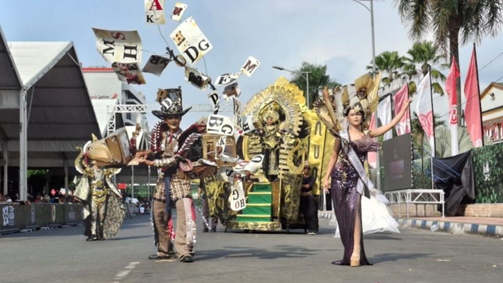 Sepuluh Defile Karnaval Busana Ramaikan Grand Jember Fashion Carnaval 2025