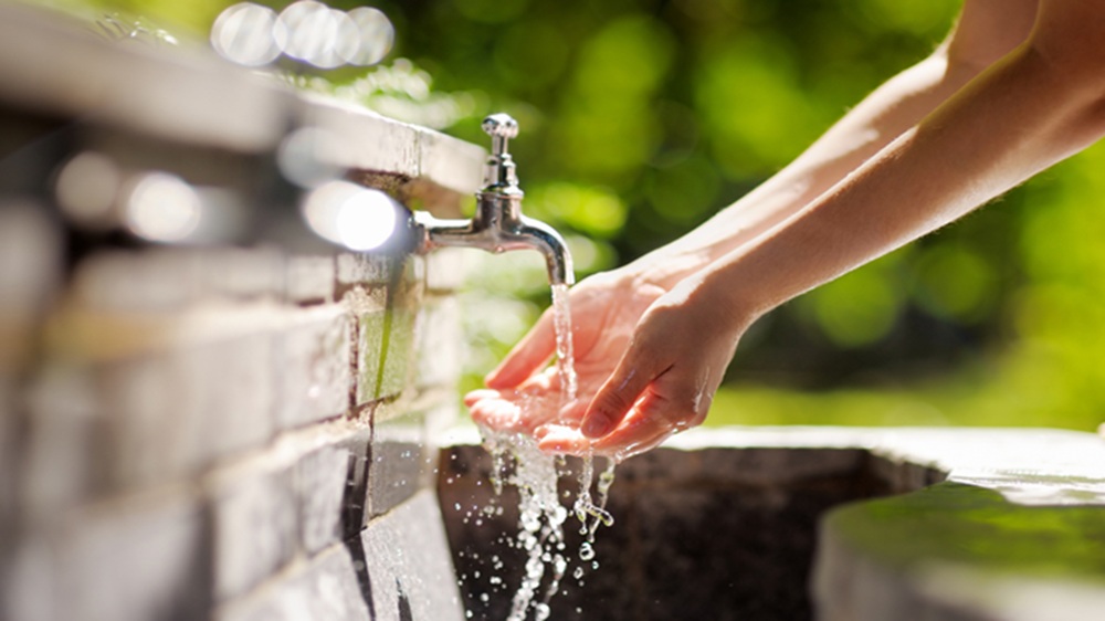 BPBD Sulawesi Barat Salurkan Air Bersih ke Lanal Mamuju