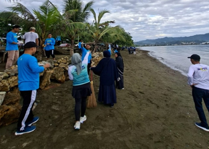Peringati Harhubnas 2025, Dishub Sulbar Gelar Bersih-bersih Pantai