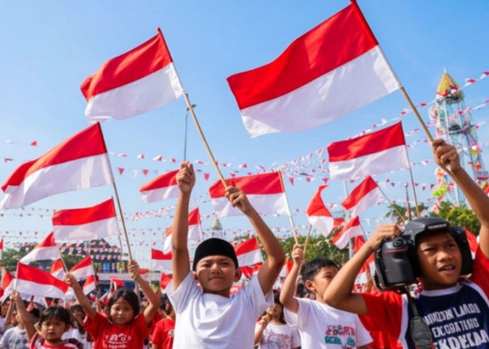Sambut HUT Ke-80 Kemerdekaan RI, Pemkab Mamuju Bagikan Ratusan Bendera Merah Putih
