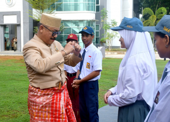 Hadiri Peringatan Hardiknas 2025, Gubernur Sulbar Rangkul Pelajar Berkebutuhan Khusus